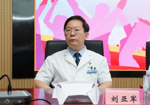 医院总会计师侯常敏北京积水潭医院工会负责人冯国平悠扬的乐曲声响起