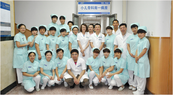小儿骨科医护人员在新病房合影